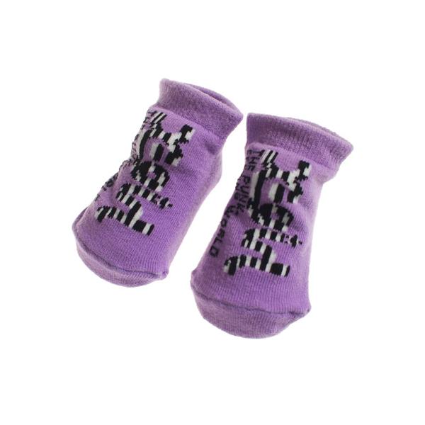 新生児  出産祝いにも定番パターンのロゴがアイキャッチなベビーソックス。靴をはかなくても可愛い足元を演出してくれる優れものです。足裏にすべり止めプリントつき。※メール便の場合、厚みの関係上、パッケージから 外してのお届けとなります。