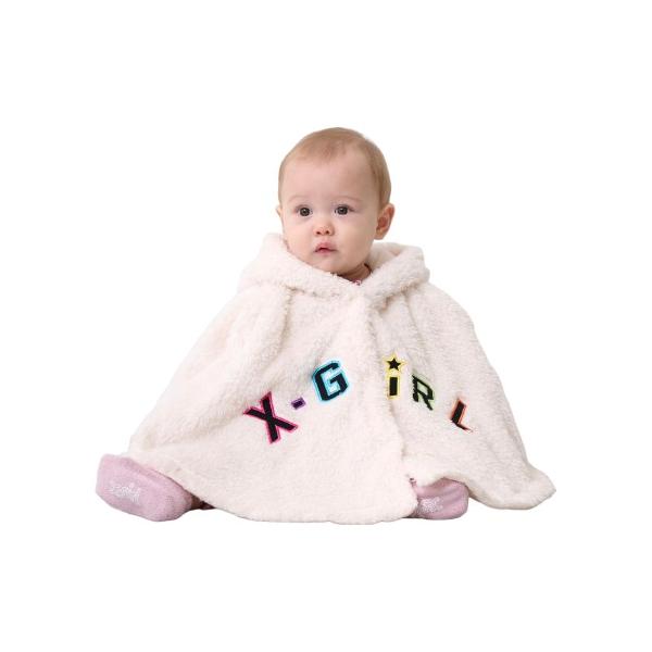 やわらかく手触りが良いフラッフィー素材のベビーポンチョです。カラフルなアップリケロゴと、フードについたお耳がお子さまの可愛さを引き立てます。サイドにスナップボタンを備えており、腕だけ通すことも可能。キッズサイズのフーディーとリンクコーデが叶...