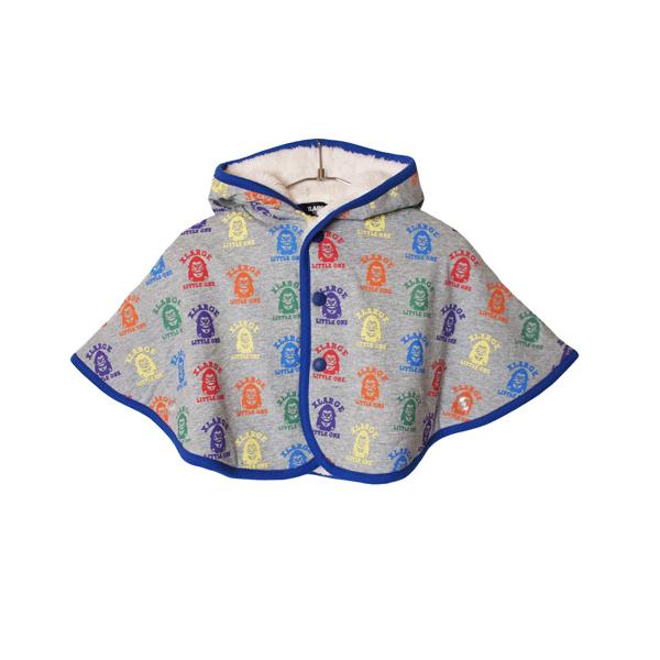 カラフルなファニーゴリラが目を引く総柄のベビーポンチョです。裏地はやわらかいボア素材になっており、あたたかい着心地も魅力。扱いやすいスナップボタンつきの設計で、スムーズな着脱が叶います。寒い季節の防寒対策に役立つアイテムです。内側にお名前を...