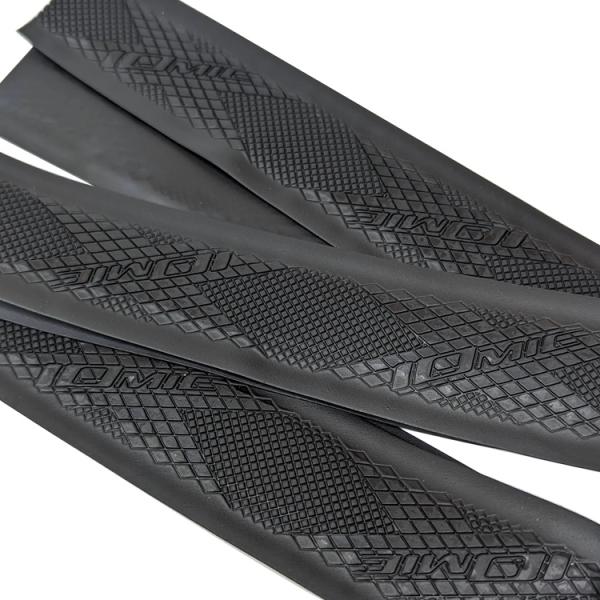 ゴルフメーカーとして有名な株式会社IOMICの新素材エラストマー「IOMAX」を使用したグリップテープ。特徴としては、・抜群のフィット感で軽く握っても滑らない・何度も取り外して巻き直し可能・水で洗って汚れを落とせる・耐久性、耐摩耗性が非常に...