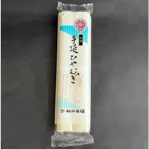 ーおむすびバトン・シリーズー江戸時代から続き6代目木桶の伝統を守った職人が作る手延べ麺『波動のミナモト』の上澄み液『神宝塩』『漢宝塩』を使った美味しい！と評判の「冷や麦」です。温麺でも、冷麺でも美味しくいただけますゆで時間：約８分【内容量】...