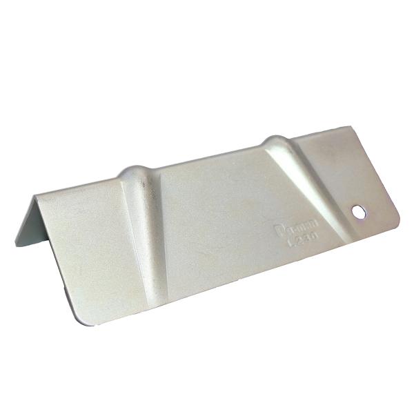 ●薄板タイプで使い勝手抜群！頑丈さとスリムさを兼ね備えたLコーナーです。●荷物の保護に、ベルトやロープの消耗も防ぎます。●荷締の角当てに●材質：スチール(メッキ)●サイズ：巾230×高さ80mm●厚み：2.3mm●自重：0.66kg