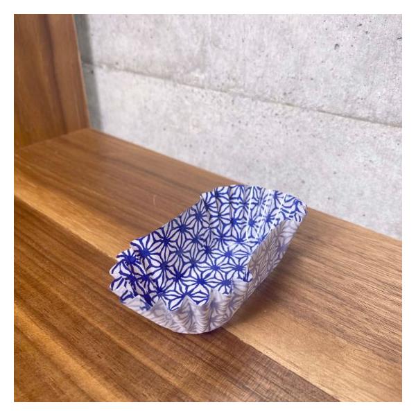 ※ 画像、麻の葉（紺色）は照明で濃く映っています。※ 実際は画像7枚目の色に近いです。小判7F・麻の葉（紺） 純白ペットケース 小判7号深口◇麻の葉のデザインのおかずカップです、お弁当やお惣菜に！◇紙素材ですので電子レンジやオーブンに対応！...