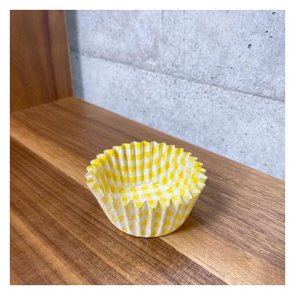 8F・チェック柄（黄） オーブンケース 8号深口◇チェック柄のかわいいカップです。◇お弁当やお惣菜のおかずカップやケーキの敷きカップ、ベーキングカップに！◇純白PETケースよりも保型性に優れ広がりにくいケースです。◇紙素材ですので電子レンジ...