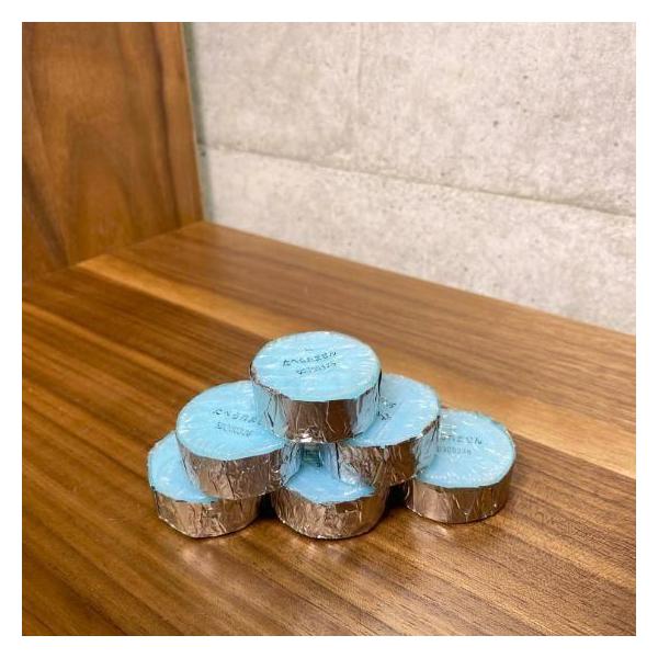 カエン ニューエースE　15g　（シュリンク包装・アルミカップ付き）◇国内シェアNo.1の固形燃料です。◇ホテルや旅館でおなじみの鍋物や焼物で使う固形燃料です。◇最近ではアウトドアでの料理や火起こしに使われています。◇燃焼後のあと片付けが楽...