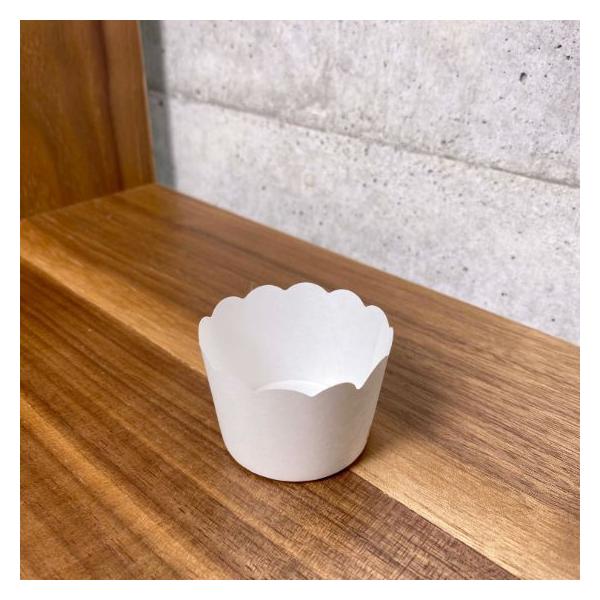 NK-8 ホワイト◇ひと口サイズのマフィンカップです。◇ナチュラルなベーキングカップです。◇そのまま生地を流し込んでオーブンで焼成が可能です。●材質：紙●容量：約 55ml●サイズ（口径×底径×高さ）：φ52×φ43×H35mm●入数：30...