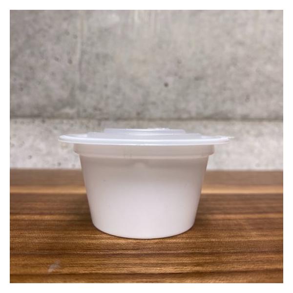 2オンスカップ容器 （本体・蓋セット） ◇ドレッシングや薬味の容器です。◇レンジ&amp;冷凍に対応のドレッシング容器です。◇汁漏れしにくい内嵌合蓋のソースカップです。●蓋：レンジ対応●素材：PPN●耐熱温度：110℃●サイズ：φ65.5×...