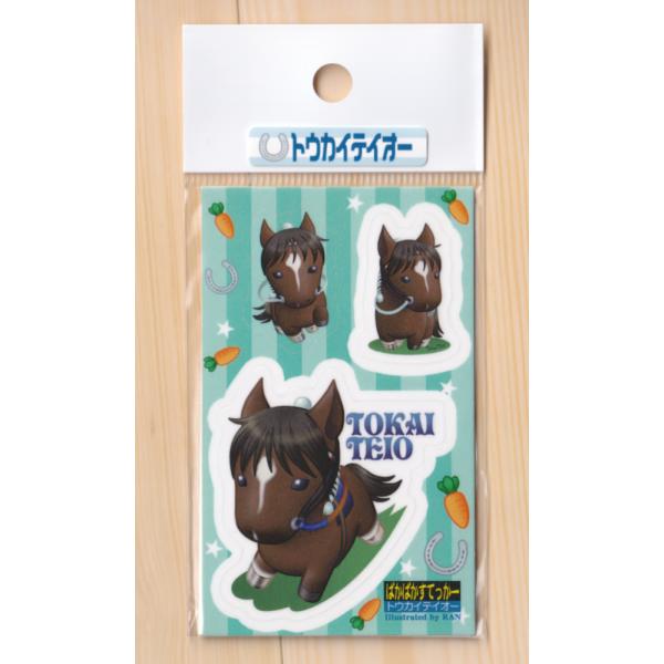 [Release date: April 14, 2023]こちらは「トウカイテイオー」のステッカーです。UVラミネート加工済みで、耐水性・耐光性の高いプラスチック(PET)素材の再剥離可能なステッカーです。ツルツルしたガラスやプラスチック...