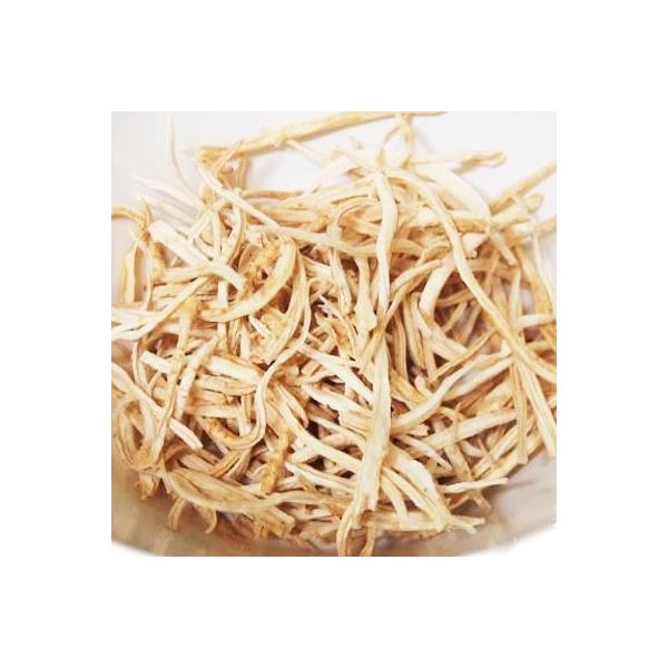 干しトラジとは漢方でもおなじみの桔梗(ききょう)の根を乾燥させたものです。糖分と繊維質、カルシウム, 鉄分が豊富な食品です。