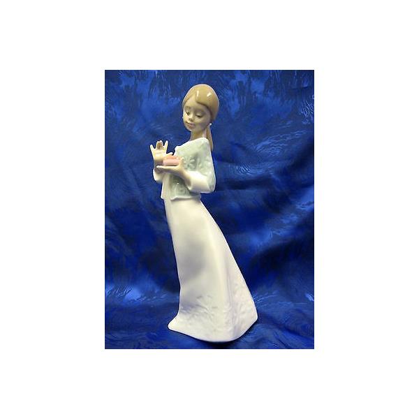 リアドロ A GIFT FROM ハート FEMALE GIRL PORCELAIN FIGURINE NAO BY LLADRO #1588 リアドロ A GIFT FROM ハート FEMALE GIRL PORCELAIN FIGURINE NAO BY LLADRO #1588