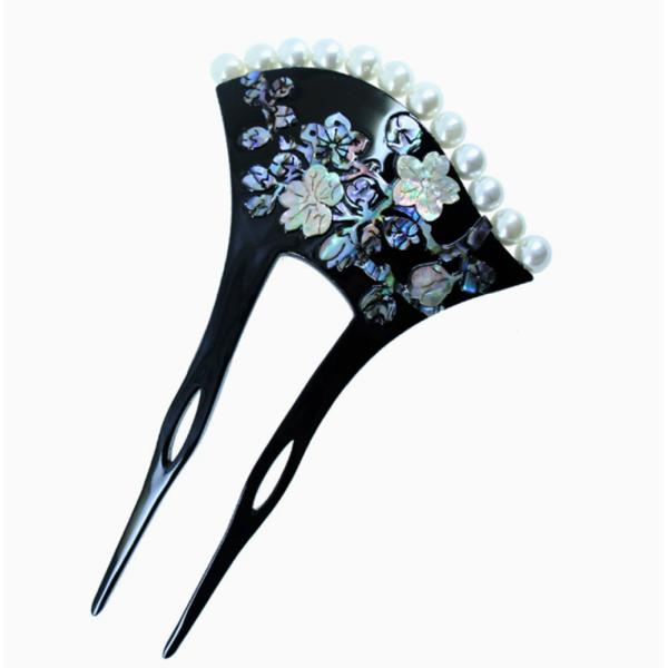 残り在庫数(本日0:00時点)：7カイハレの日の装いを一段と華やかに彩る、梅モチーフのバチ型かんざしです。シックなブラックの台座に、パールの白が美しく映え、お顔周りをパッと明るく演出します。二本差しタイプなので安定感があり、まとめ髪に差し込...