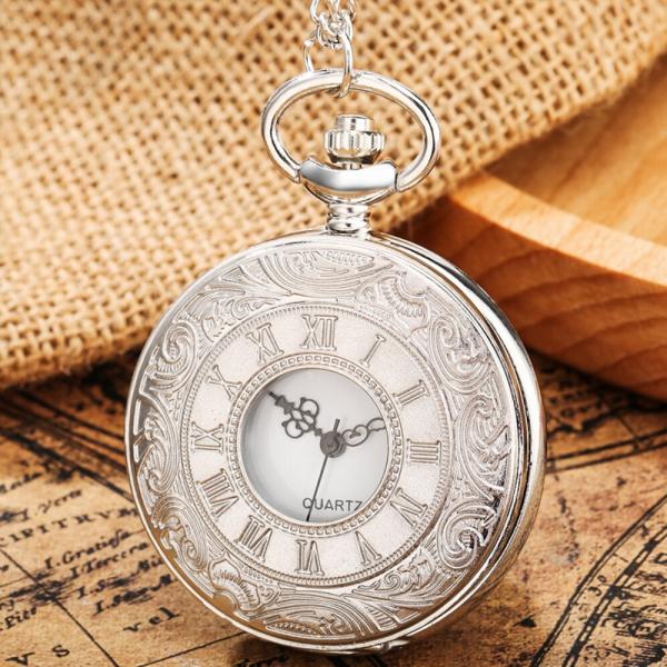 残り在庫数(本日0:00時点)：3シルバーシルバーアンティーク風でおしゃれな懐中時計。本体に彫刻されたデザインが美しく、部屋に置いておくだけで雰囲気がでます。また、カバーは真ん中が空いており、蓋を閉じたままでも時刻を確認出来る実用性もありま...