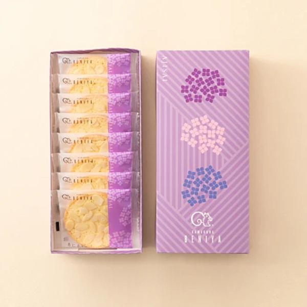 残り在庫数(本日0:00時点)：999ちりばめたスライスアーモンドをあじさいの花びらに見立てた、鎌倉紅谷を代表する焼き菓子です。練乳ソースが染み込んだバターケーキ生地をじっくりと一晩乾燥させることで、甘すぎない上品な味に仕上げました。「思っ...