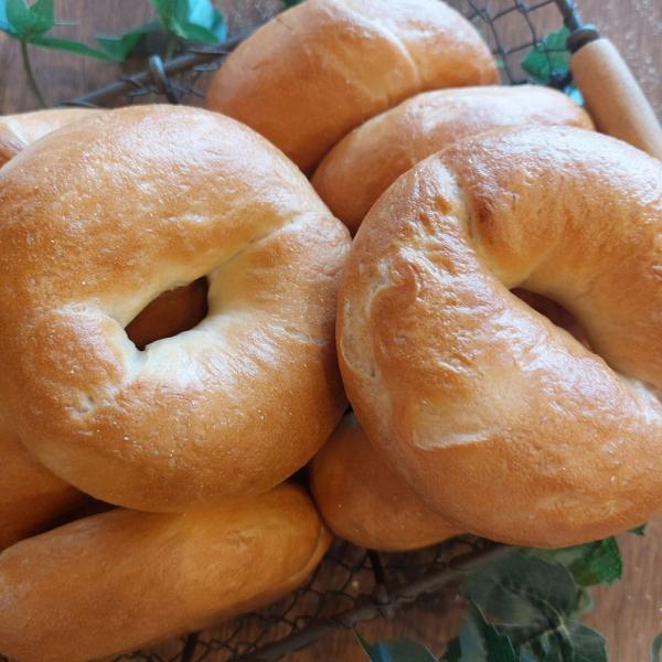 ・プレーンベーグル　10個───────────────────────────────冷凍出荷/賞味期限は約30日/解凍後お召し上がり下さい。───────────────────────────────※一部地域へのお届けは別途送料が加...