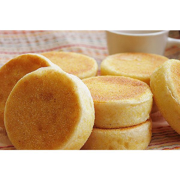 コーングリッツの香ばしさと、生地の小麦の香味が美味。ハムや野菜、タマゴにジャムなど、何を挟んでもよく合います。