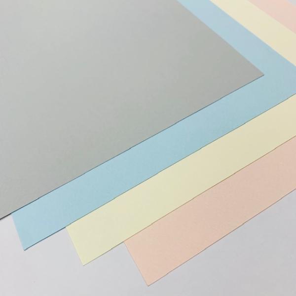 ●寸法： A4(210×297mm)●厚さ： 約0.26mm●入数： A4（1枚）インクジェットプリンターは印刷出来ますが、紙に中程度の凸凹がある為、レーザープリンターでは若干の汚れが出ます。