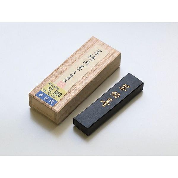 ●写経用墨製造販売元　：　古梅園／日本用途　：　写経用（漢字） など規格　：　0.7丁（小さめ）種別　：　油煙墨※価格改定品・お届けは旧プライスシールの製品です。●発送方法など本品は 【ポスト投函配送】 での発送が可能、ご希望の際は発送方法...
