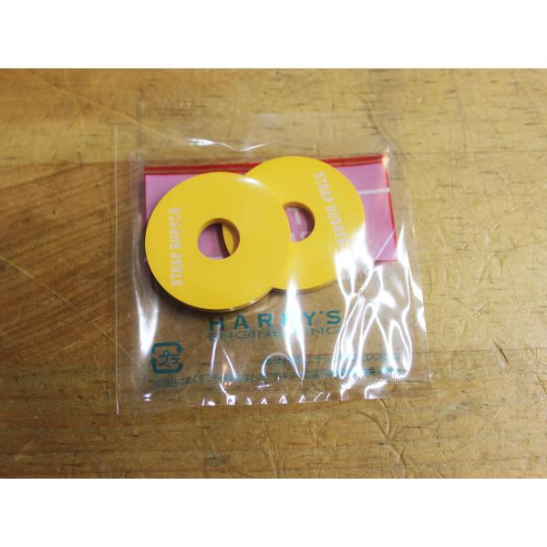 HARRY'S STRAP RUBBER YELLOWストラップラバーはストラップピンからストラップが外れてギターやベースが落下してしまうことを防ぐための脱落防止具です。2個セットで、ストラップの上から装着して使います。MATERIAL：E...