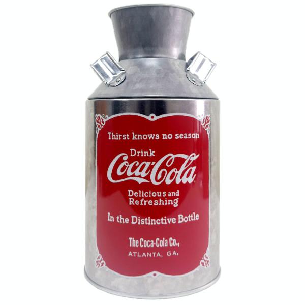 サイズ：(約) Φ108/H205mm大人気Tinシリーズのコカ・コーラよりミルクジャーをモチーフにしたアンティークなミルク缶！ガーデニングや玄関先から、キッチン、お部屋におススメお部屋やショップのインテリアとしてはもちろん、プレゼントにも...