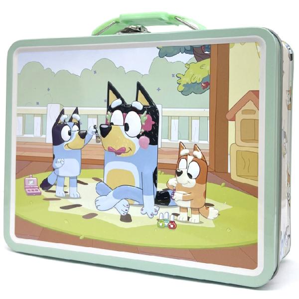 サイズ：(約) W 19.3cm × D 7.2cm × H 15cm  （ハンドル部分のぞく）ブルーイの片面エンボス加工の可愛い缶ボックス！お菓子やおもちゃ、小物を整頓して収納しておくのにも便利！！ハンドル付きで持ち運びやすく、プレゼント...