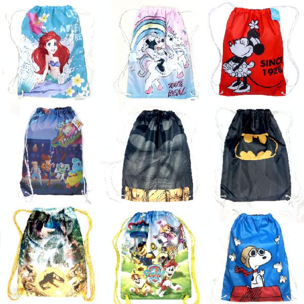 サイズ(約)：34W x 46H cm対象年齢：フリー軽量なのに耐久性もあるナイロン素材のナップサックバッグ上部はキュッと絞れる巾着型。使わない時は丸めて収納できます。通学・通勤・アウトドアやスポーツ・旅行など色々なシーンで使えるお役立ちア...