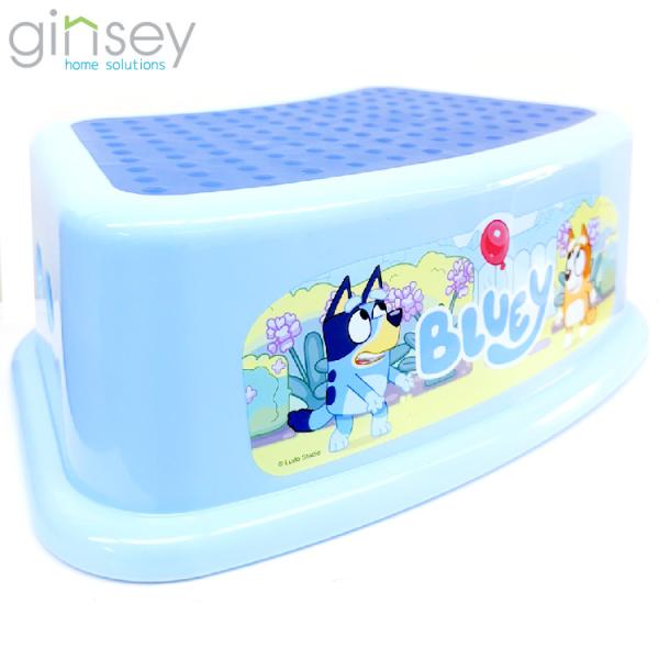 メーカー：gisneyサイズ：L37×W24×H13 cm耐荷重:90kg軽くて丈夫なキッズ用ステップです。お子様がトイレや洗面台を利用時にとっても便利。滑りにくいゴム脚が４隅に付いて、ステップ天面も滑りにくいゴム加工が施されています。【備...