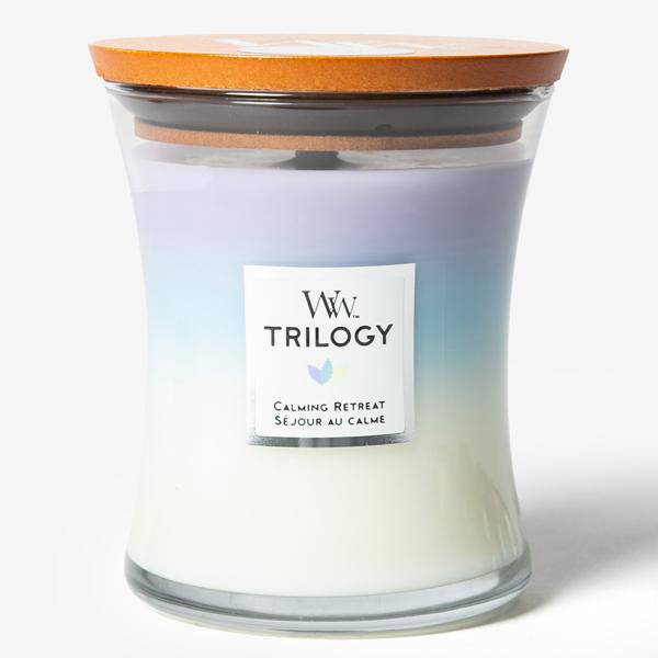 3層のカラーグラデーションが美しいトリロジー。層ごとに香りの異なるプレミアムフレグランスを配合。WoodWickのパチパチ音だけでなく、溶けていく色と香りの変化を楽しめるアロマキャンドルです。【カーミングリトリート】ラベンダースパ：ラベンダ...