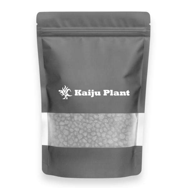 【スタイリッシュに】黒灰色の天然玄武岩がアガベ、塊根、多肉植物をスタイリッシュに引き立てます。【乾燥・雑草・泥はね対策】表土カバーとして土の乾燥を防ぎ、雑草やコケ、泥はねを抑制。【バケツドボンでも用土が浮かない】 密度の高い玄武岩が表土を抑...