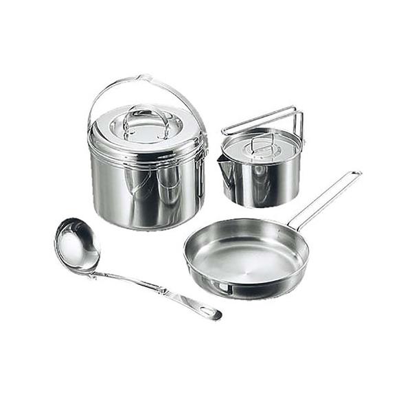 メーカー品番：M-8603商品サイズ：収納セットサイズ：(約)外径175×高さ165mm単位：1セットセット内容/付属品：つる付寸銅鍋17cm×1、フライパン17cm×1、ケットルクッカー12cm×1、フライパン用取っ手×1、折りたたみ式お...