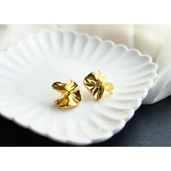 商品名：バロックボタン　ゴールド　金　1個入り　メタル　韓国　個性的　幾何学　バロックサイズ：18mm注意事項：こちらのパーツは海外からの輸入製品となります。検品を行っていますが、一部の商品に塗装の剥がれや、バリ等が残っている場合がございま...