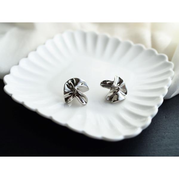 商品名：バロックボタン　シルバー　銀　1個入り　メタル　韓国　個性的　幾何学　バロックサイズ：18mm注意事項：こちらのパーツは海外からの輸入製品となります。検品を行っていますが、一部の商品に塗装の剥がれや、バリ等が残っている場合がございま...