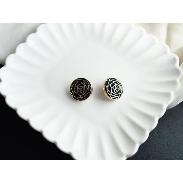 商品名：薔薇ボタン　黒　ブラック　1個入り　金　ゴールド　バラ　ばら　バロック　韓国　幾何学サイズ：18mm※購入前に必ずお読みくださいこちらのパーツは海外からの輸入製品となります。検品を行っていますが、一部の商品に塗装の剥がれや、バリ等が...
