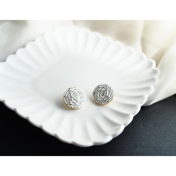 商品名：薔薇ボタン　白　ホワイト　1個入り　金　ゴールド　バラ　ばら　バロック　韓国　幾何学サイズ：18mm※購入前に必ずお読みくださいこちらのパーツは海外からの輸入製品となります。検品を行っていますが、一部の商品に塗装の剥がれや、バリ等が...