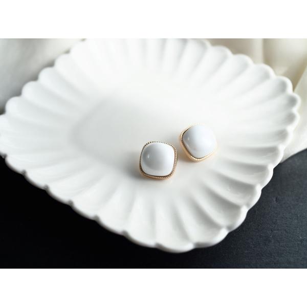 商品名：スクエアボタン　白　ホワイト　1個入り　金　ゴールド　16mm　ぷっくり　韓国サイズ：16mm※購入前に必ずお読みくださいこちらのパーツは海外からの輸入製品となります。検品を行っていますが、一部の商品に塗装の剥がれや、バリ等が残って...