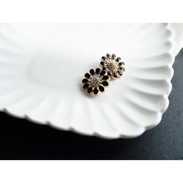 商品名：フラワーボタン　黒　ブラック　1個入り　花　フラワー　韓国　コスモス　マーガレットサイズ：17mm※購入前に必ずお読みくださいこちらのパーツは海外からの輸入製品となります。検品を行っていますが、一部の商品に塗装の剥がれや、バリ等が残...