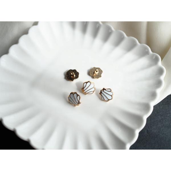 商品名：シェルボタン　白　ホワイト　貝　1個入り　ホタテ　貝殻　ボタン　ミニボタンサイズ：11mm※購入前に必ずお読みくださいこちらのパーツは海外からの輸入製品となります。検品を行っていますが、一部の商品に塗装の剥がれや、バリ等が残っている...