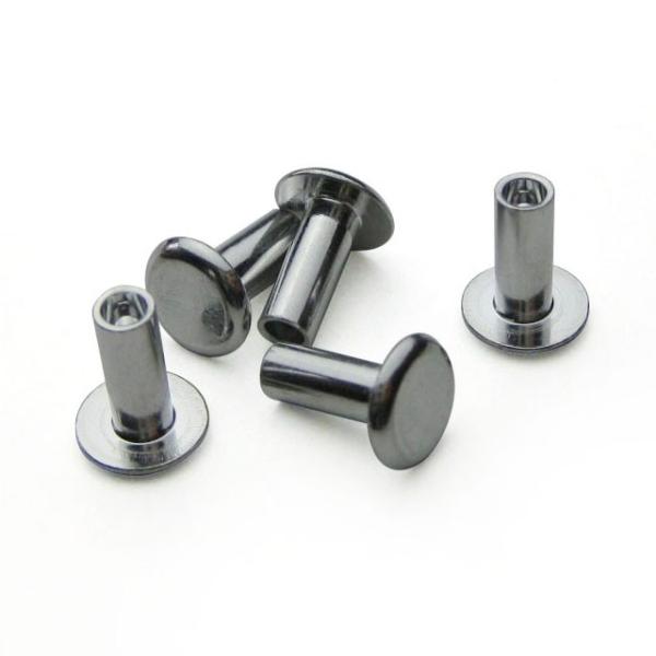 中空リベットは直径9mm丸いボタンができるリベット鋲です。 カシメと違い、キャップのような頭を使わず、これ単体で潰して使います。 足先を丸潰しにして使うため、構造自体はハトメに近く、（適切な工具でかしめた場合）潰した先端は丸く凹んだドーナッ...