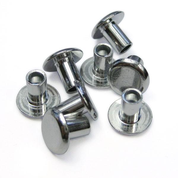 中空リベットは直径9mm丸いボタンができるリベット鋲です。 カシメと違い、キャップのような頭を使わず、これ単体で潰して使います。 足先を丸潰しにして使うため、構造自体はハトメに近く、（適切な工具でかしめた場合）潰した先端は丸く凹んだドーナッ...