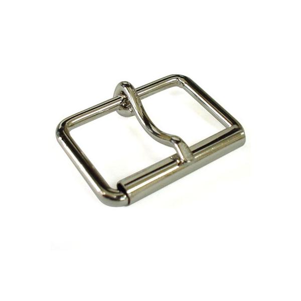 外寸3.5cm程度の四角い形の金具を30mm幅のベルト用に美錠バックルにしました。細めの線の角カンに、ピン（足）と管が付いたシンプルな構造。鉄製の本体にニッケル鍍金をかけてシルバー色に仕上げています。