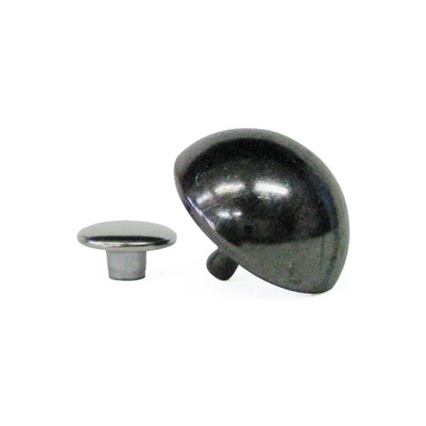 足(オス)が鋲として鞄の底を支える底鋲カシメです。半丸タイプ。取付けるとカバンの底面に、直径18mm高さ8.5mmの半丸鋲ができます。カバンを床に置くときも、地上から8.5mm離れている訳です。