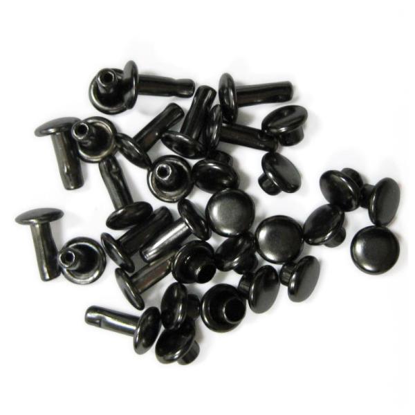 頭(メス)の直径4.6mm、足(オス)7mmの真鍮製の特小カシメの足長。真鍮製。両面タイプ。つけた革や布の裏側が、表と同じように綺麗に仕上ります。軸径2mm。革や布の厚みが厚み3mm程度のものにお使いください。3mm以下の場合は足並タイプを...