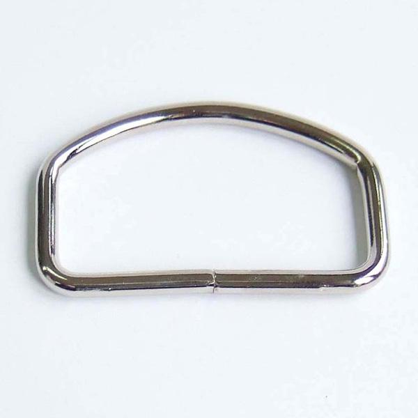 通し幅50mmの懐が四角いDカン金具が、本製品「50mm月カン」です。太さ4mmの鉄線に曲げ加工を施し、内径寸法50×30mmとなるDの形にしています。線の先端同士は溶接させていません。Dカンよりも通した紐などを左右にゆらさないものにお勧め...