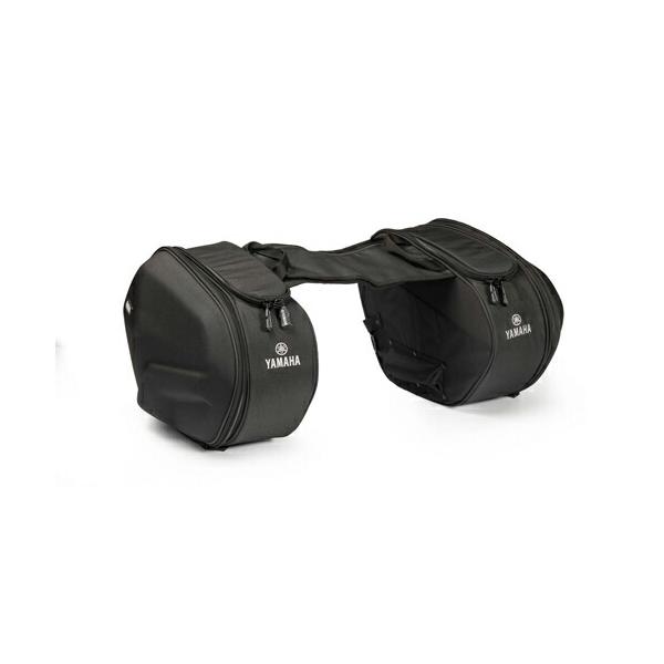 スーパースポーツのタンデムシートでも前にずれず、底面の赤いテープにシート後端を差し込めばコンパクトなシートでも固定可能です。2カ所の開口部が設けられ、どんなシーンでも使いやすい仕様。チェストベルトが密着性を上げ、腰パッドが体への衝撃を吸収し...