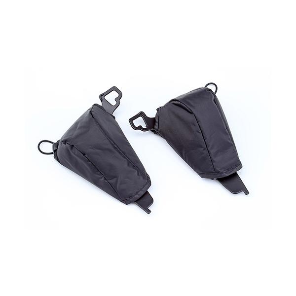 体の小さなお子様にも優しくフィットするセーフティパッド。リヤチャイルドシート ハグシート/グランディアリヤチャイルドシートにも装着可。（グランディアプラスリヤチャイルドシートは標準装着）