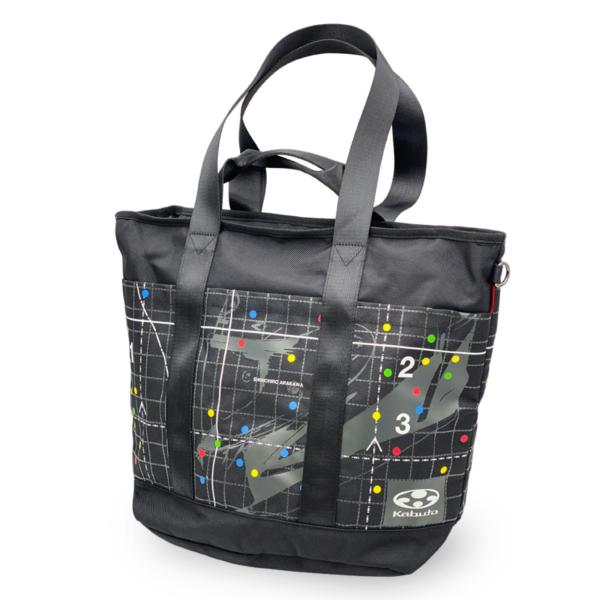 パリコレクションデザイナー荒川眞一郎氏とKabutoのコラボレーション。Kabutoのヘルメットが入る利便性の高いビッグサイズトートバッグです。◆カラー：ブラック◆材質：ポリエステル[サイズ ]・高さ35cm 横幅51cm マチ縦23cm/...