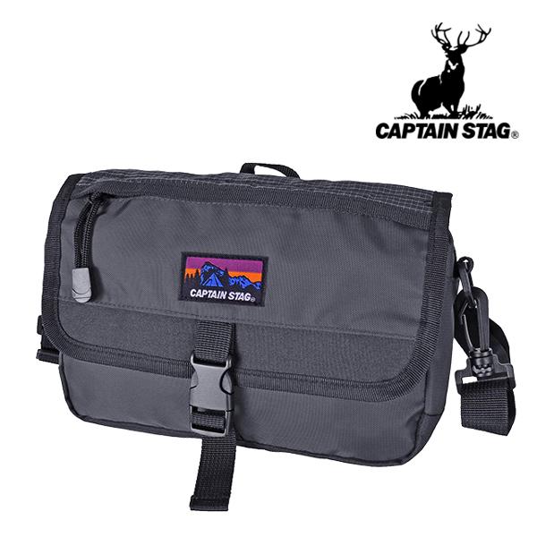 ◆商品説明CAPTAIN STAG（キャプテンスタッグ）の横型ミニショルダーバッグです。コンパクトなのに多用途ファスナーポケット付き♪男女兼用で使えるデザインで、通勤通学はもちろん旅行時のサブバッグとして、シーンを選ばずに使用できます。プレ...