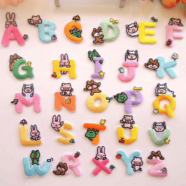 1文字ずつデザインが違うアルファベットワッペン！アイロンワッペン アルファベット・Tシャルやバッグにプリントしてオリジナルに！男の子や女の子キッズにかわいいパッチです♪【持ち物の名前付けに】スモックや帽子、通園バッグなど保育園グッズに付ける...