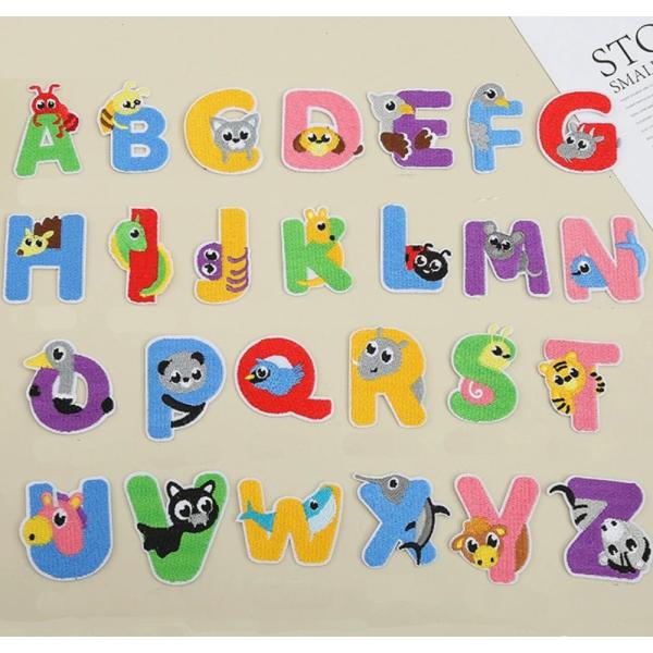 ちょっと大きめサイズで、イニシャル１つだけでもインパクトあります！1文字ずつデザインが違うアルファベットワッペン！アイロンワッペン アルファベット・Tシャルやバッグにプリントしてオリジナルに！男の子や女の子キッズにかわいいパッチです♪【持ち...