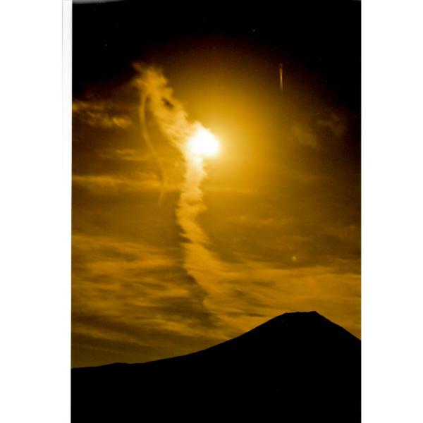 [商品名]秋元隆良 奇跡の写真 金色晩龍[仕様]■原材料　印画紙■サイズ・ゴールドカラー額：約415m×315mm、重量約980g・窓抜きサイズ（作品の見える大きさ）：約300mm×195mm■商品構成：銀塩写真×1、額×1■原産国：日本秋...