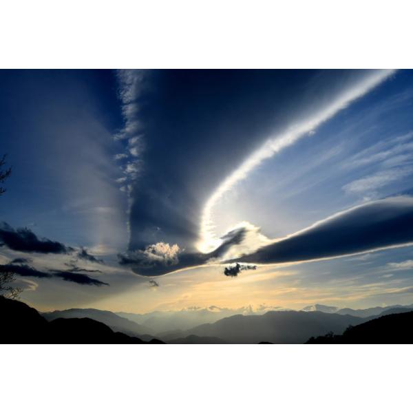 商品名 奇跡の写真 秋元隆良『鵬(おおとり)』 インテリア写真 幸福 龍 鳳凰 奇跡の一枚サイズ A4サイズ、額縁付仕様 原産国 日本広告文責　(有)パルス　048-551-7965